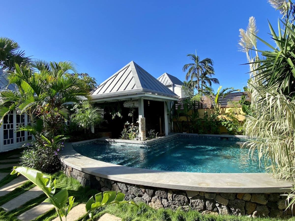 带泳池和热带花园的美丽别墅