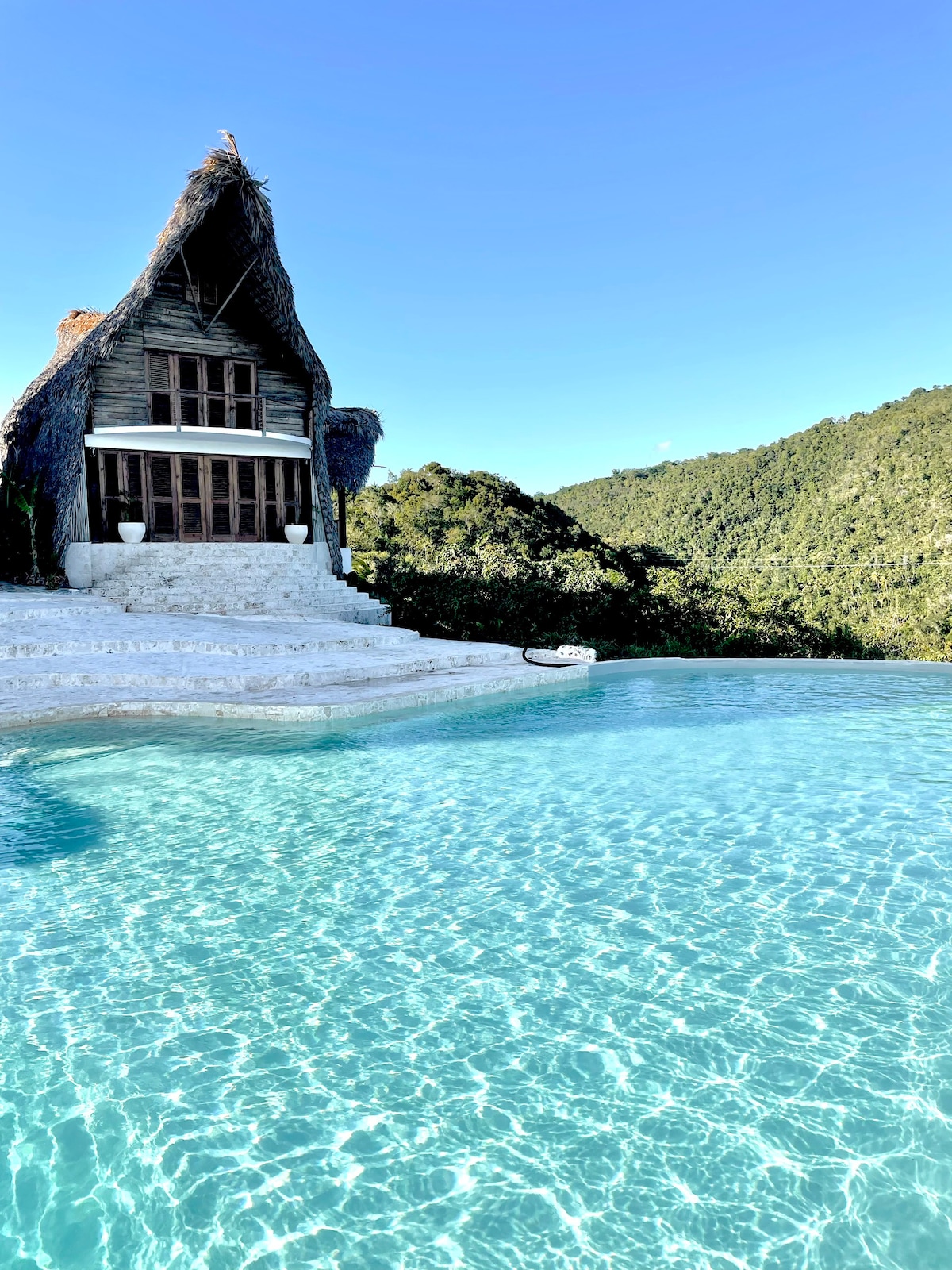 山顶别墅-令人叹为观止的美景和巨大的游泳池