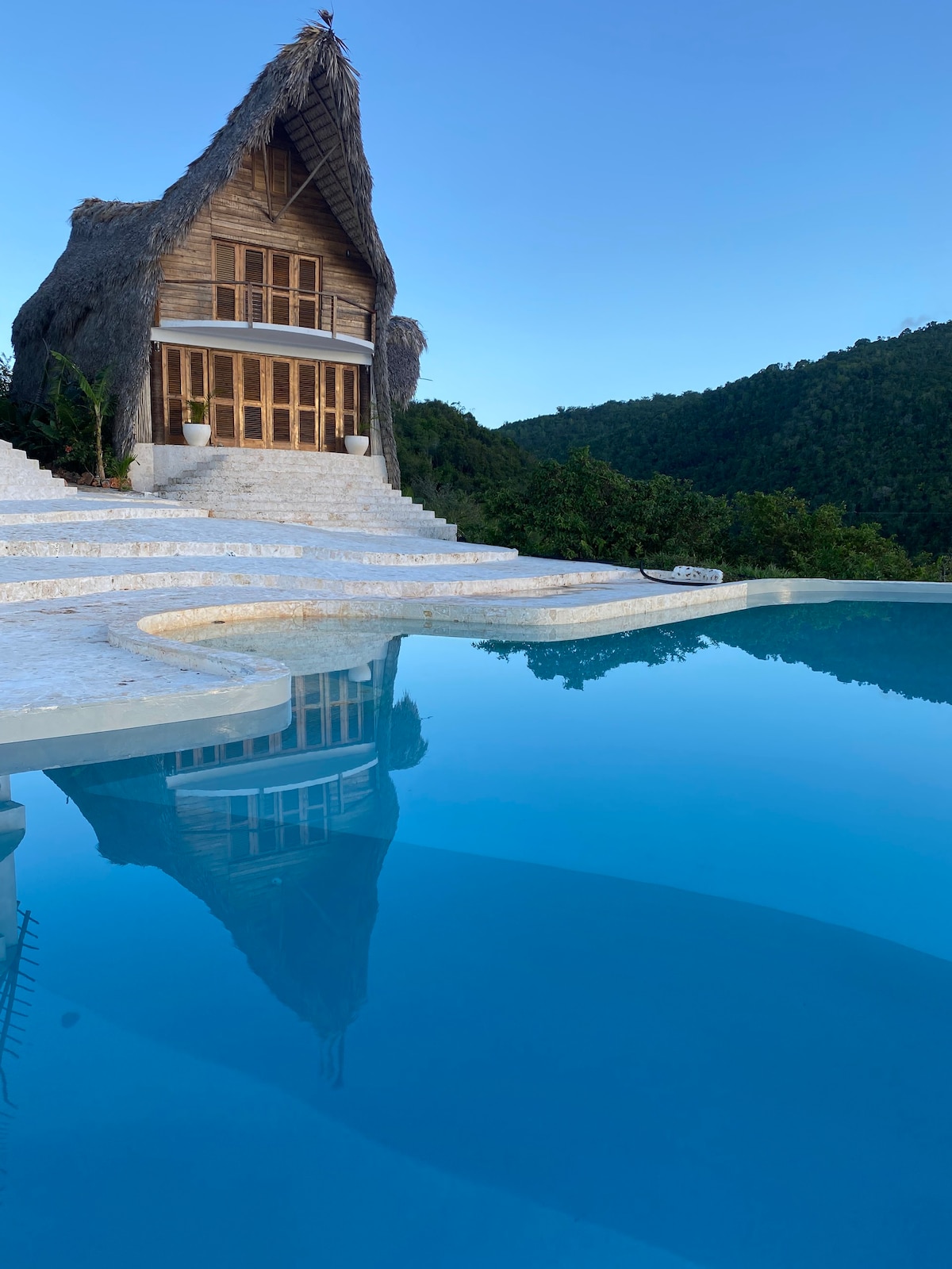山顶别墅-令人叹为观止的美景和巨大的游泳池