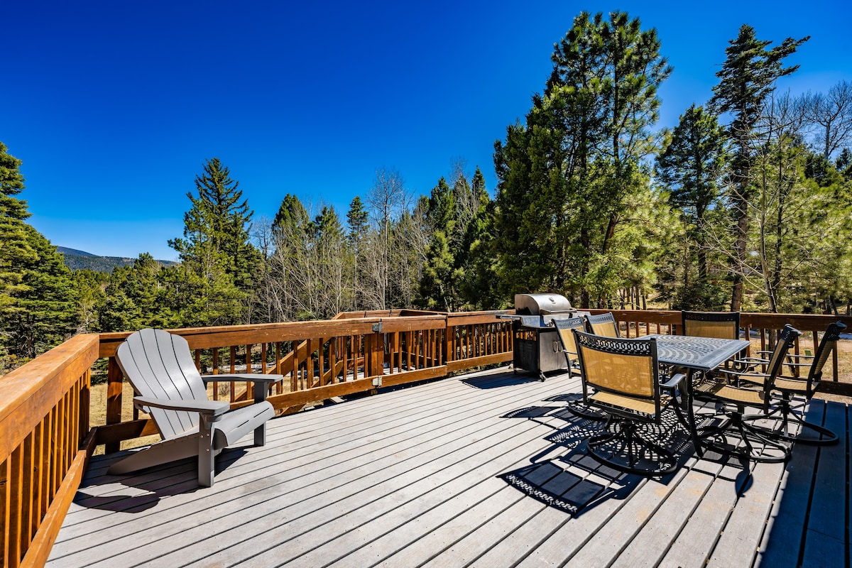 6 bdrm home- hot tub, deck & large yard! Sleeps 16