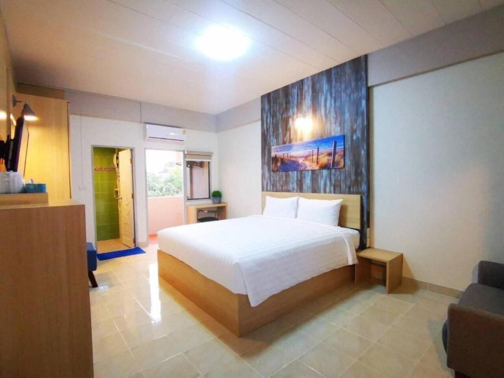 芭堤雅沙蓝床（ Blue Bed Pattaya SHA ）的舒适客房，提供免费无线网络