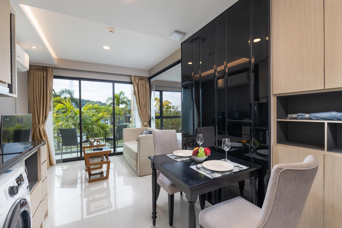 位于普吉岛素林海滩（ Mida Grande Phuket Surin Beach ）的现代单间公寓