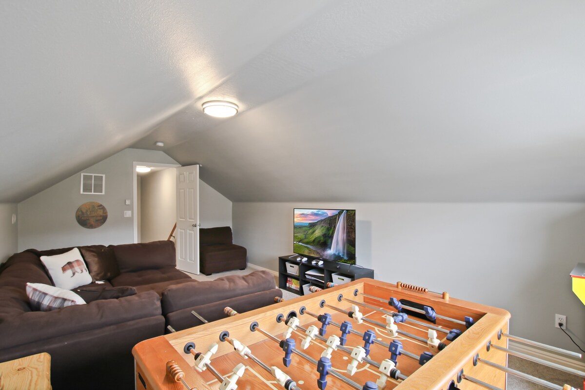 Sweet Donnelly Getaway with Hot Tub and Game Room!