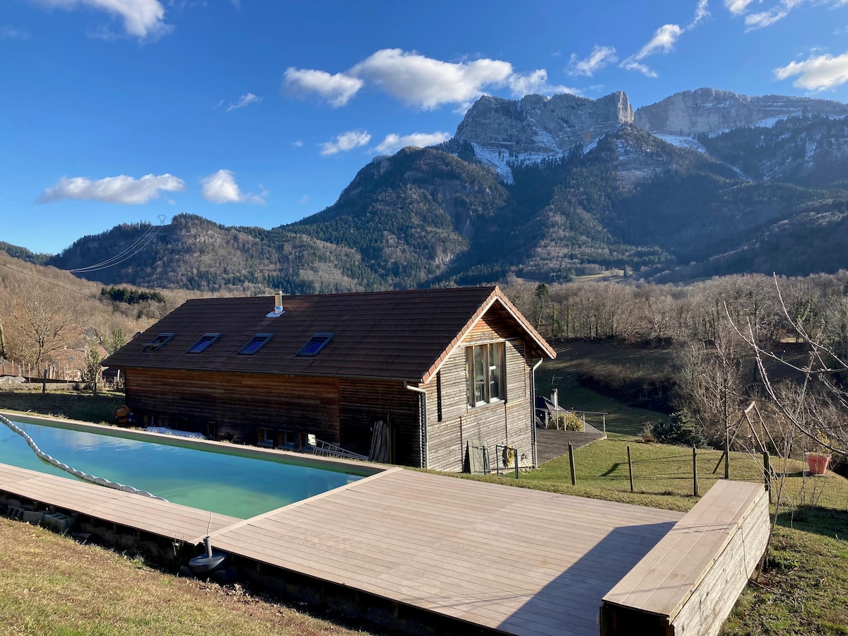 Maison en bois, en moyenne montagne, avec piscine