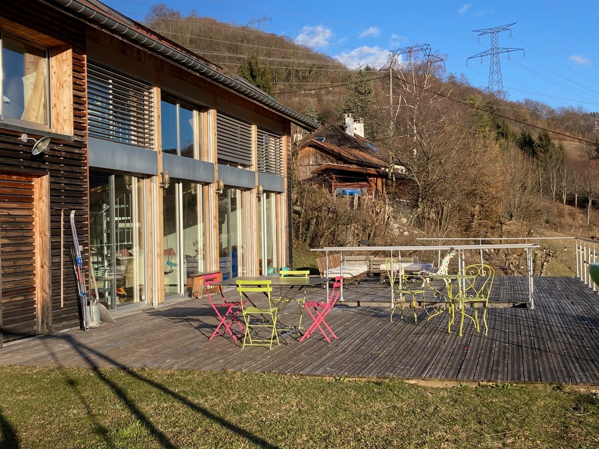 Maison en bois, en moyenne montagne, avec piscine