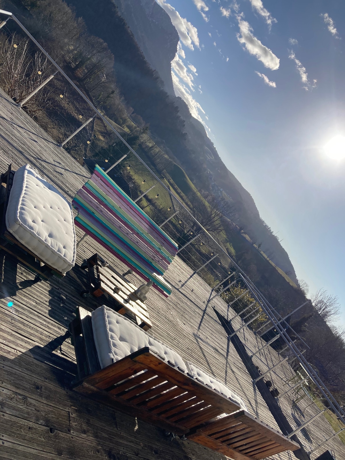 Maison en bois, en moyenne montagne, avec piscine