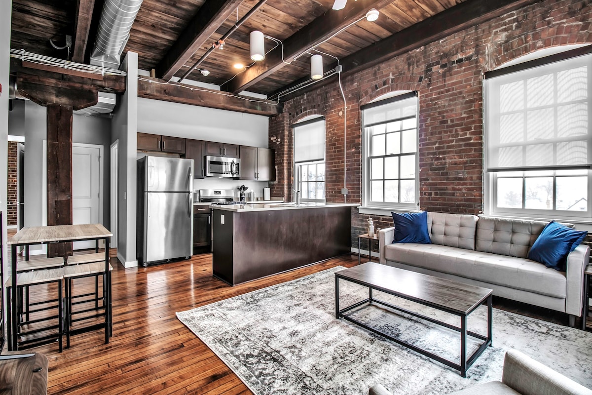 Luxury 2 bedroom Loft Apartment w/ free parking