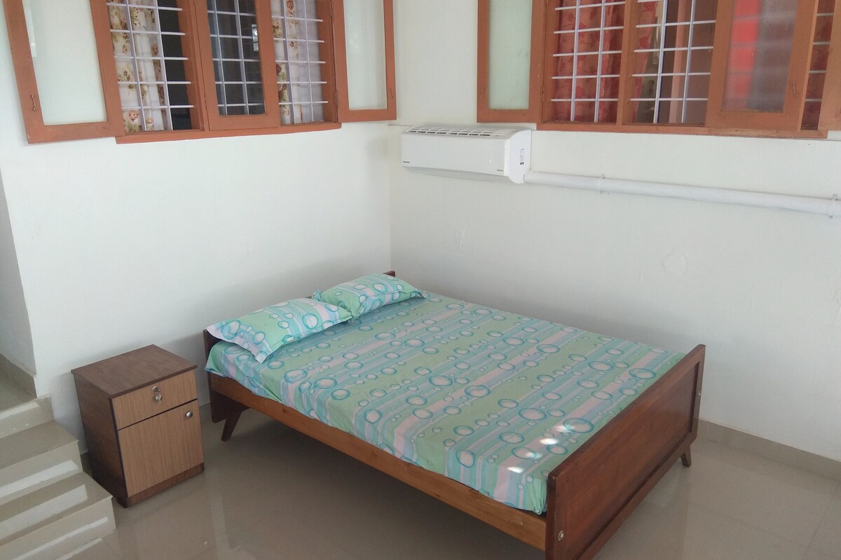 位于喀拉拉邦锡鲁瓦拉（ Thiruvalla ）的楼上阁楼，设有4间卧室