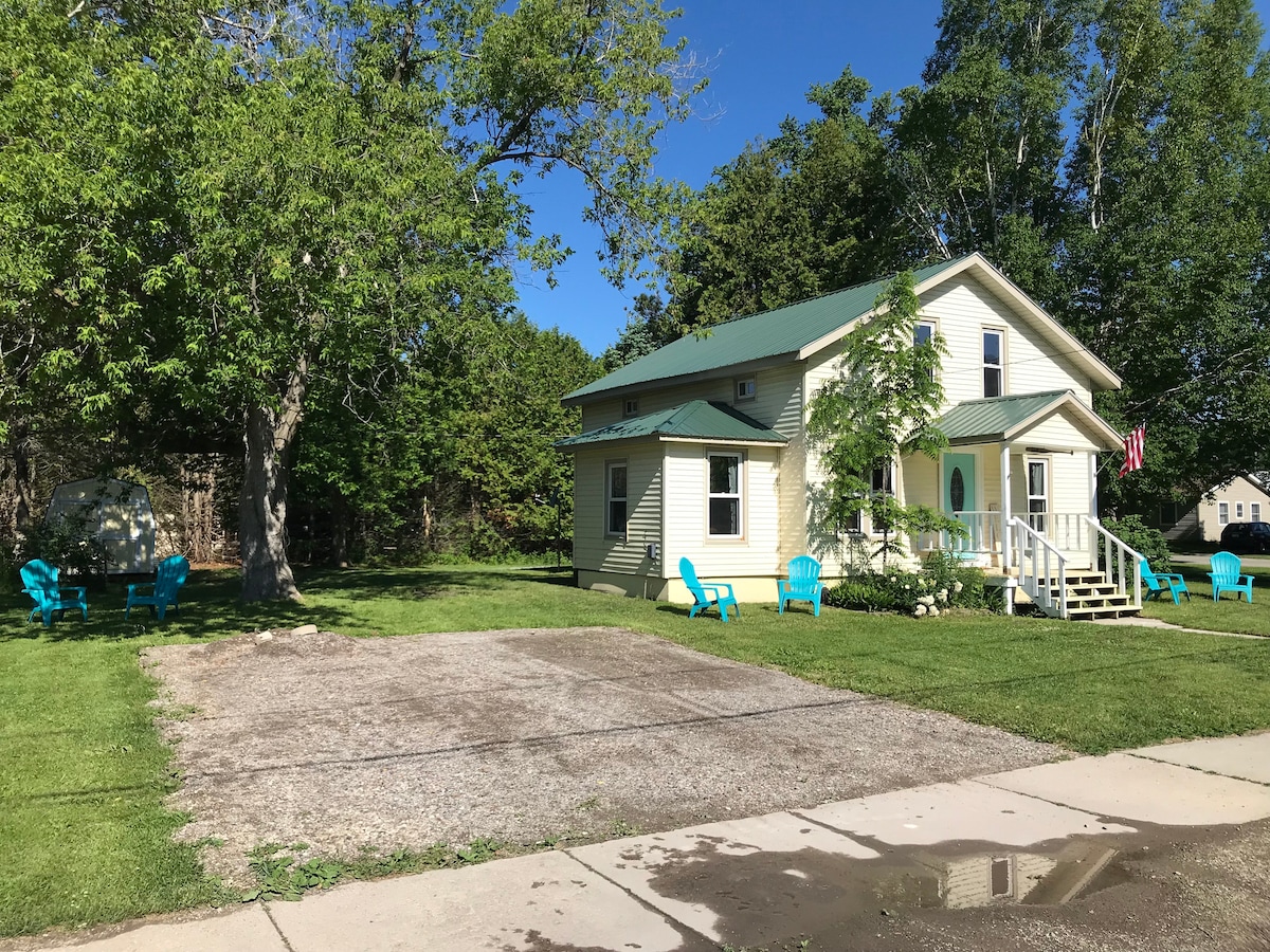 迷人的历史悠久的麦基纳城小屋