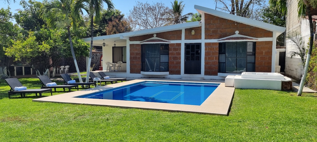 Acogedora casa de campo en cerrada, amplio jardín