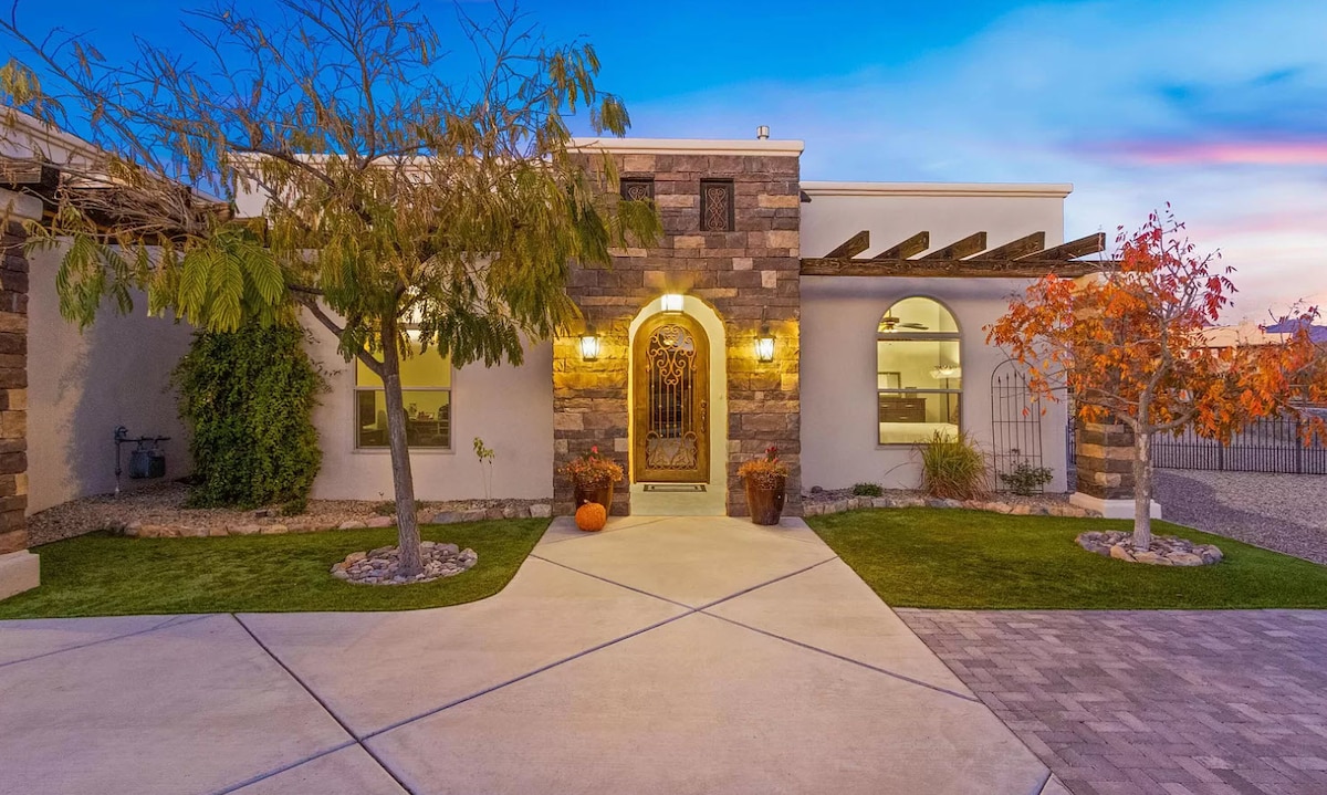 Fabulous Desert Home Mnt views with Pool & Spa!