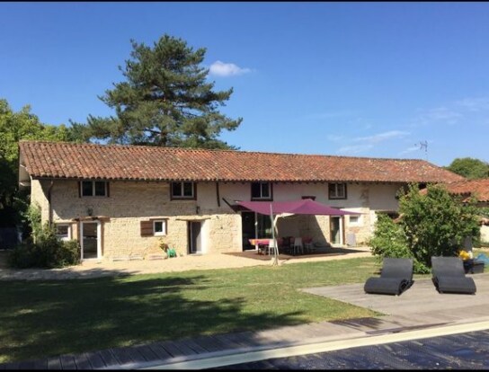 Jolie ferme rénovée au calme avec piscine