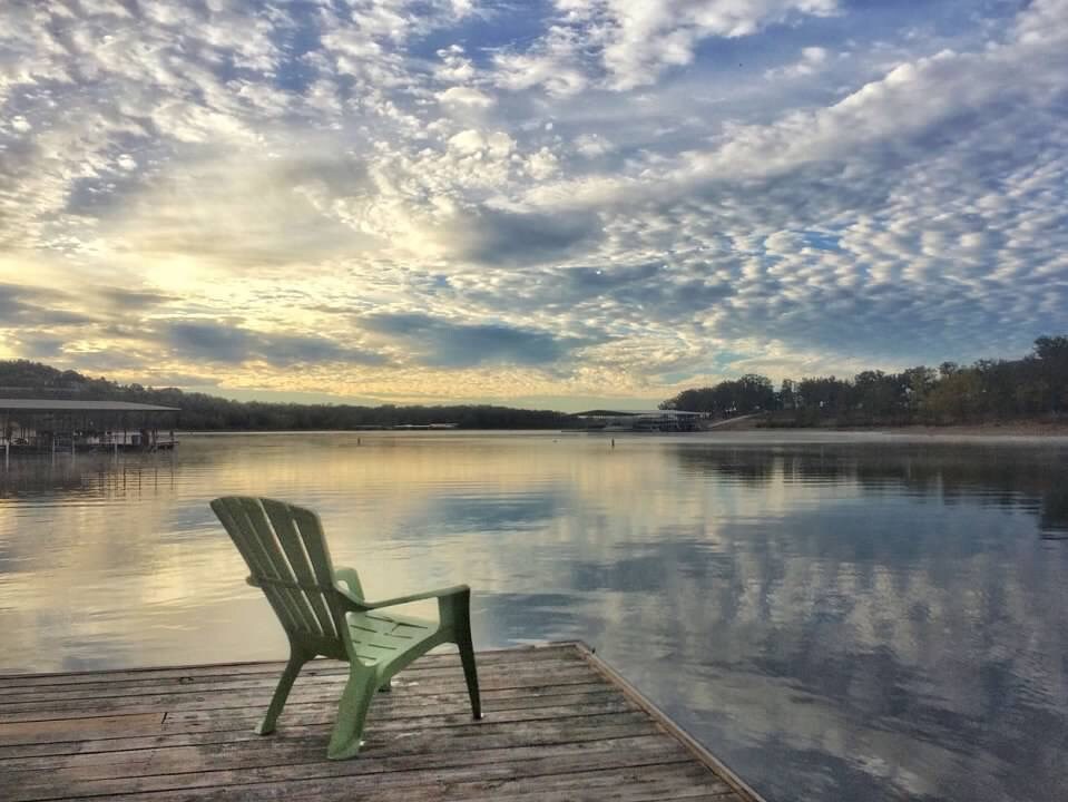 桌岩湖（ Table Rock Lake ）上带阁楼的A型小木屋