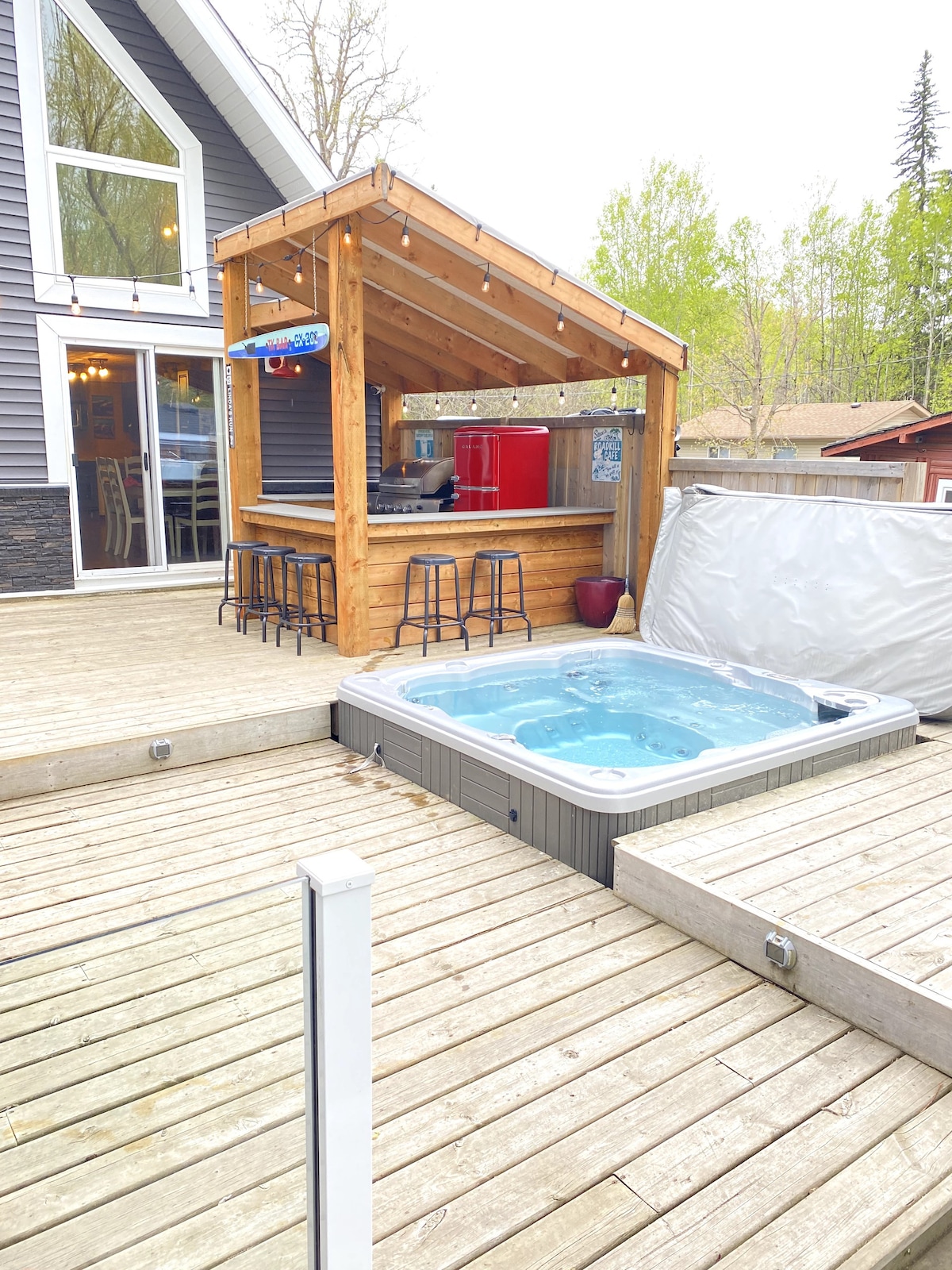 Lakefront 3 bedroom cabin with hottub