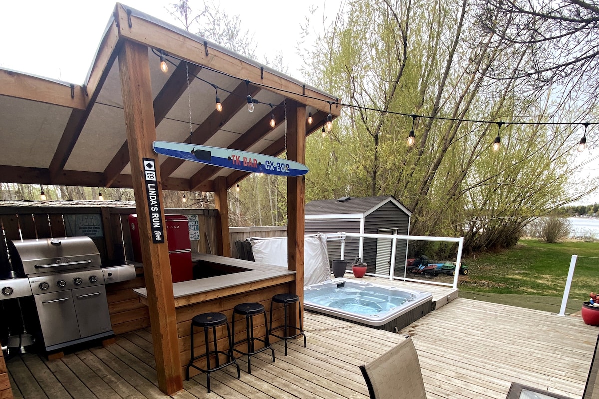 Lakefront 3 bedroom cabin with hottub