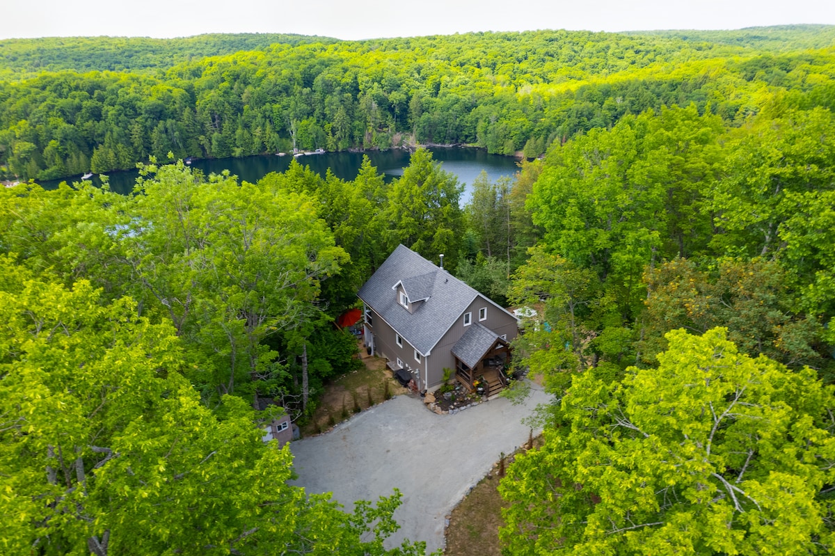 Highland Bliss Gorgeous Lakefront Cottage& Hot Tub