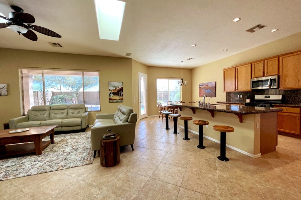 Cheerful Gold Canyon Stay -4 Bedroom, Warmed Pool!