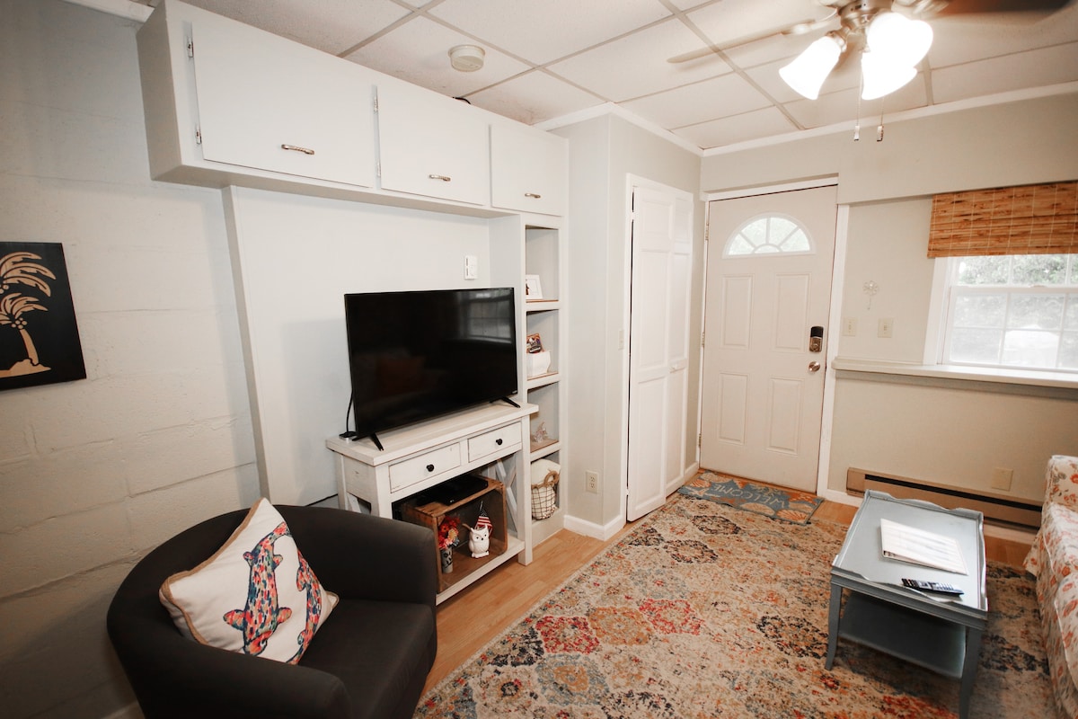 Cheerful 1 bedroom Escape in the Middle of it ALL!