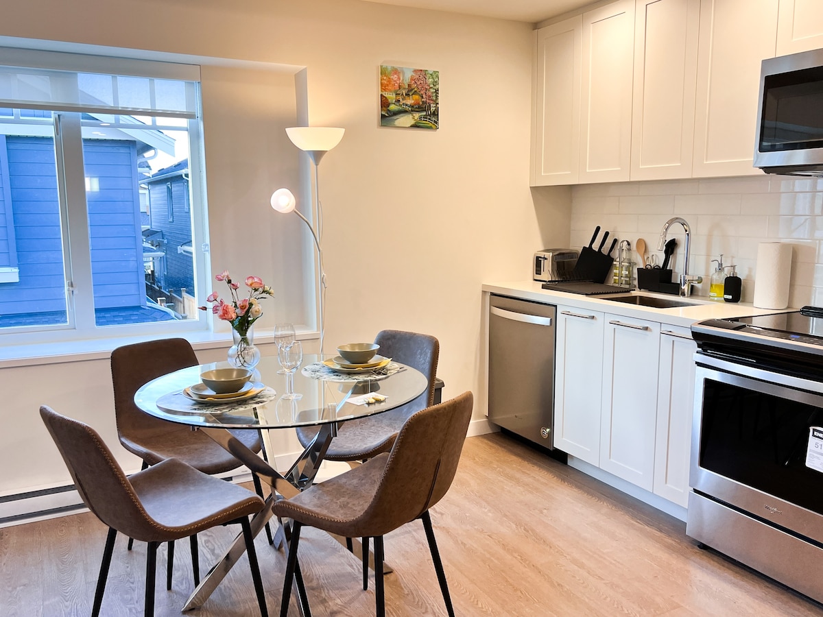 New Cozy One-Bedroom Coach House In Tsawwassen