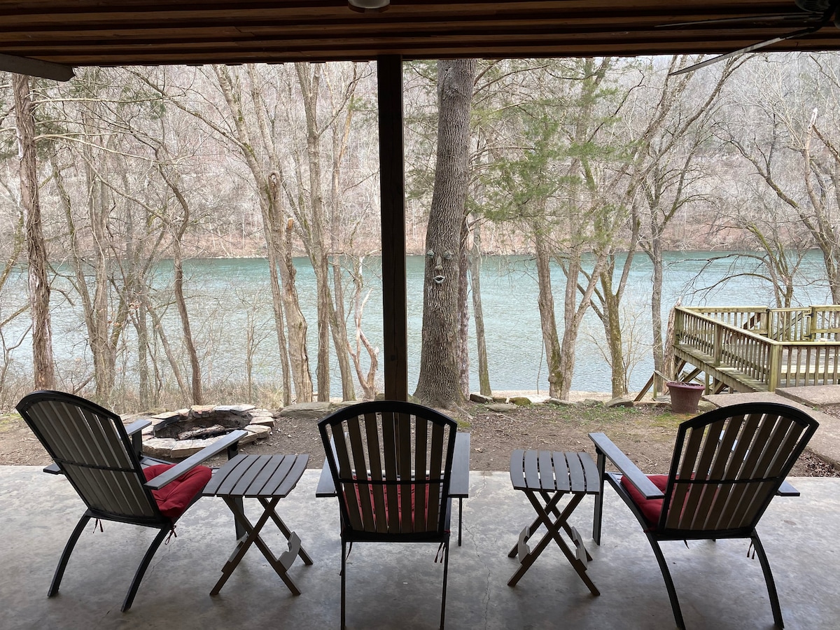 Spacious retreat on the White River