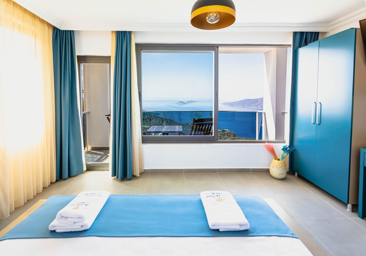 Deniz manzaralı balkonlu deluxe suite oda+kahvaltı