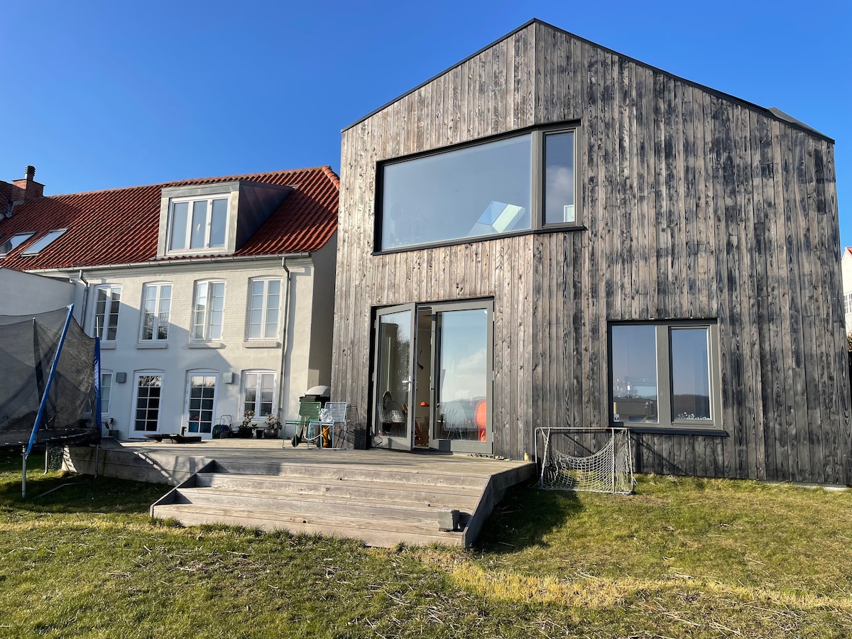 Skøn arkitekttegnet strandvilla i Svendborg