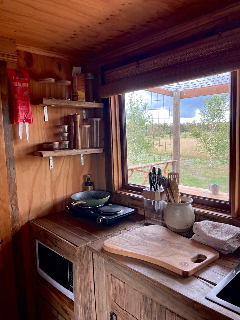 Deep Earth Sanctuary ： Rustic Elven Tiny House