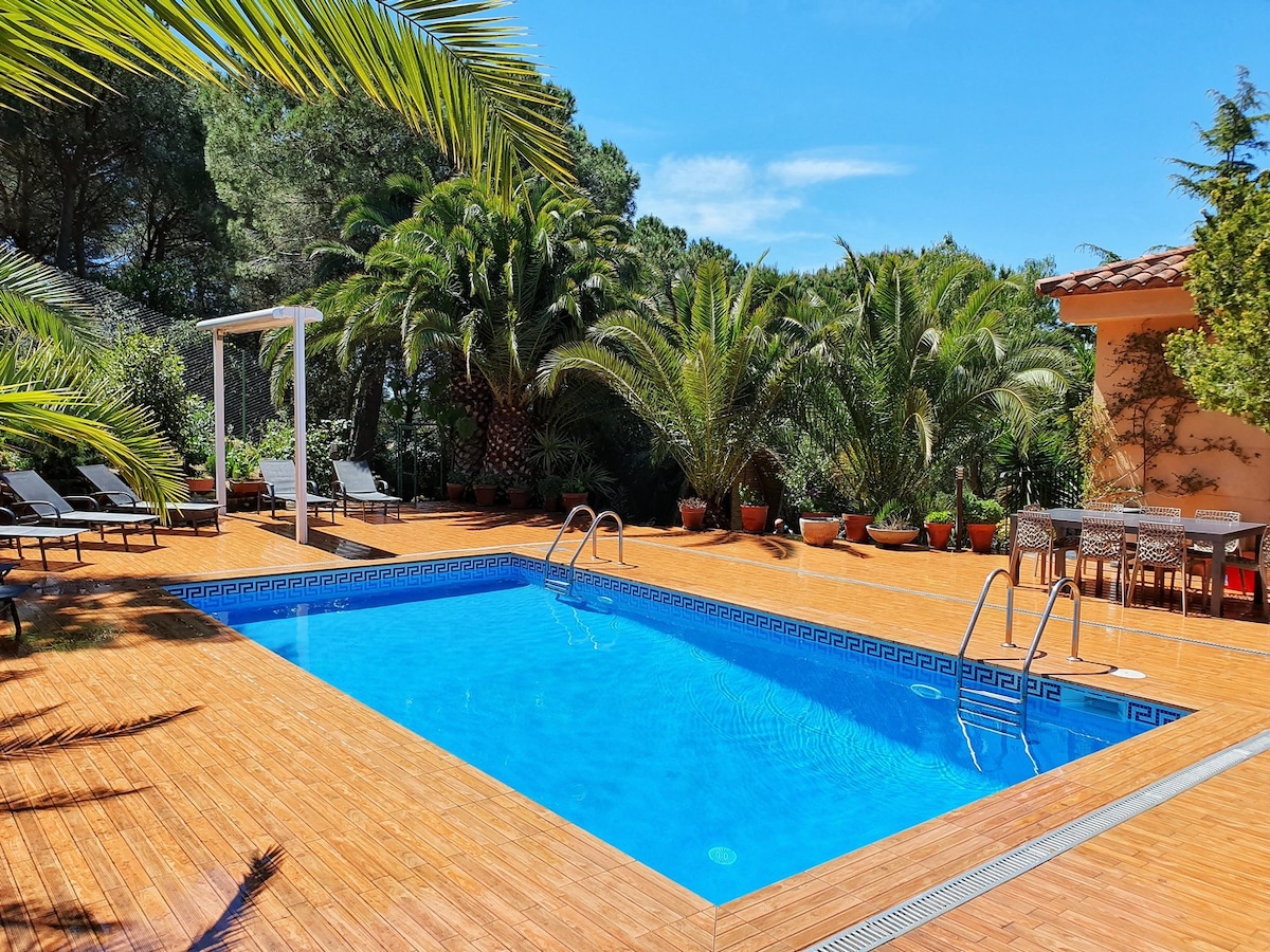Vila Paradiso设有温水游泳池和森林。