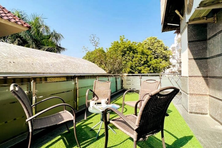 BluO 3BHK Green Park, Private Garden Balcony, Lift