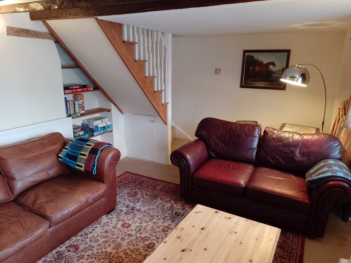 Apple Tree Cottage, character, cosy & convenient