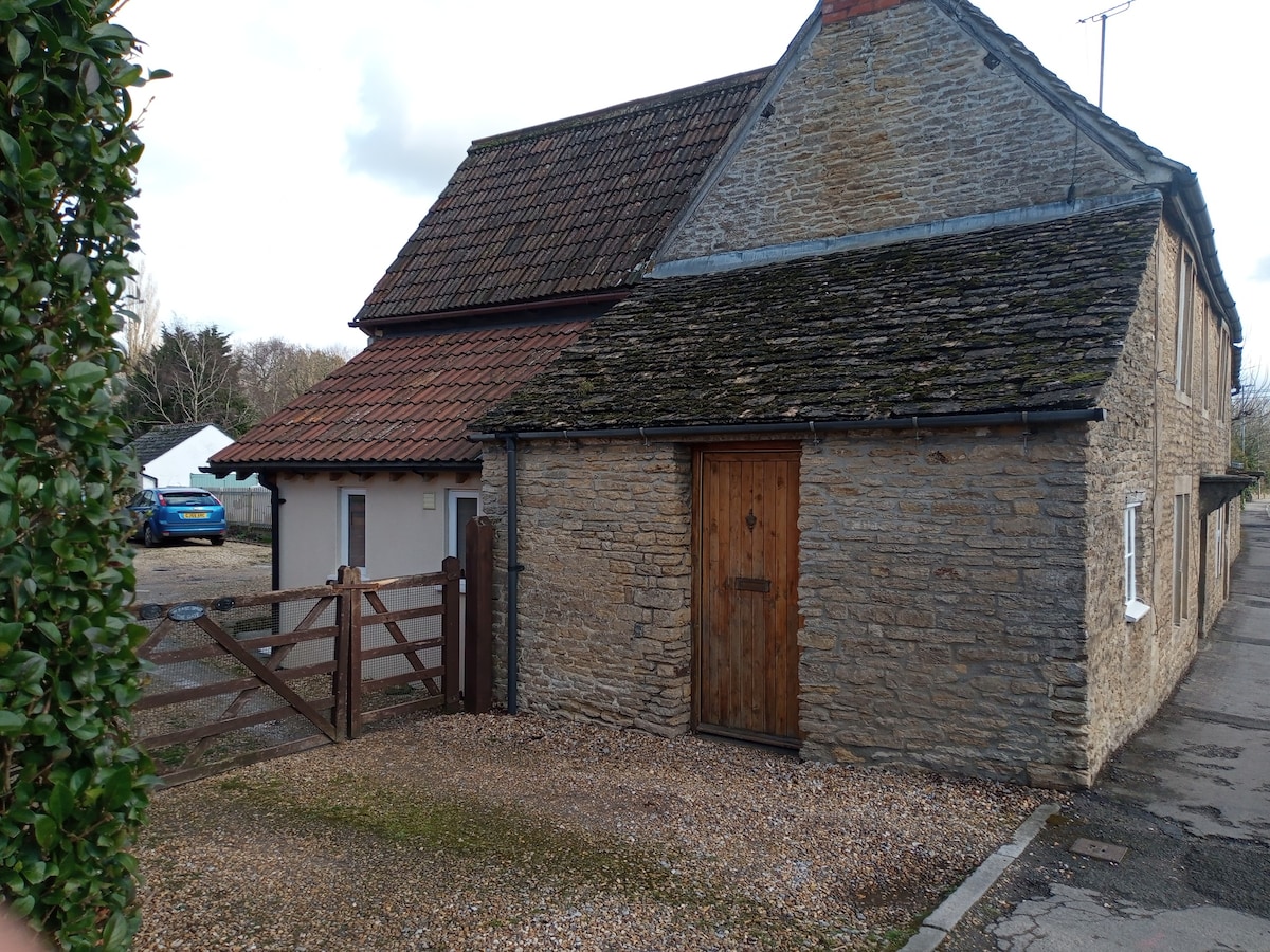 Apple Tree Cottage, character, cosy & convenient