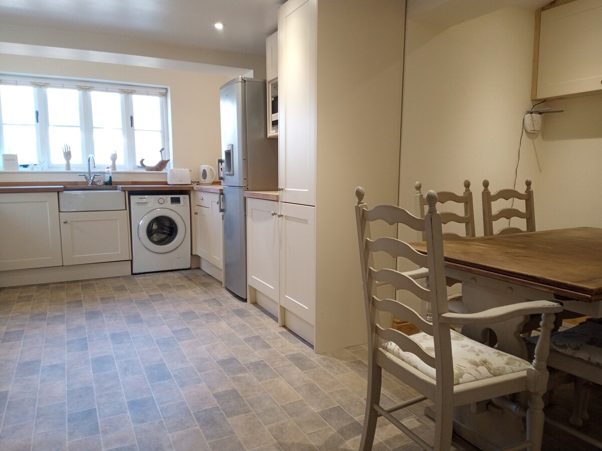 Apple Tree Cottage, character, cosy & convenient