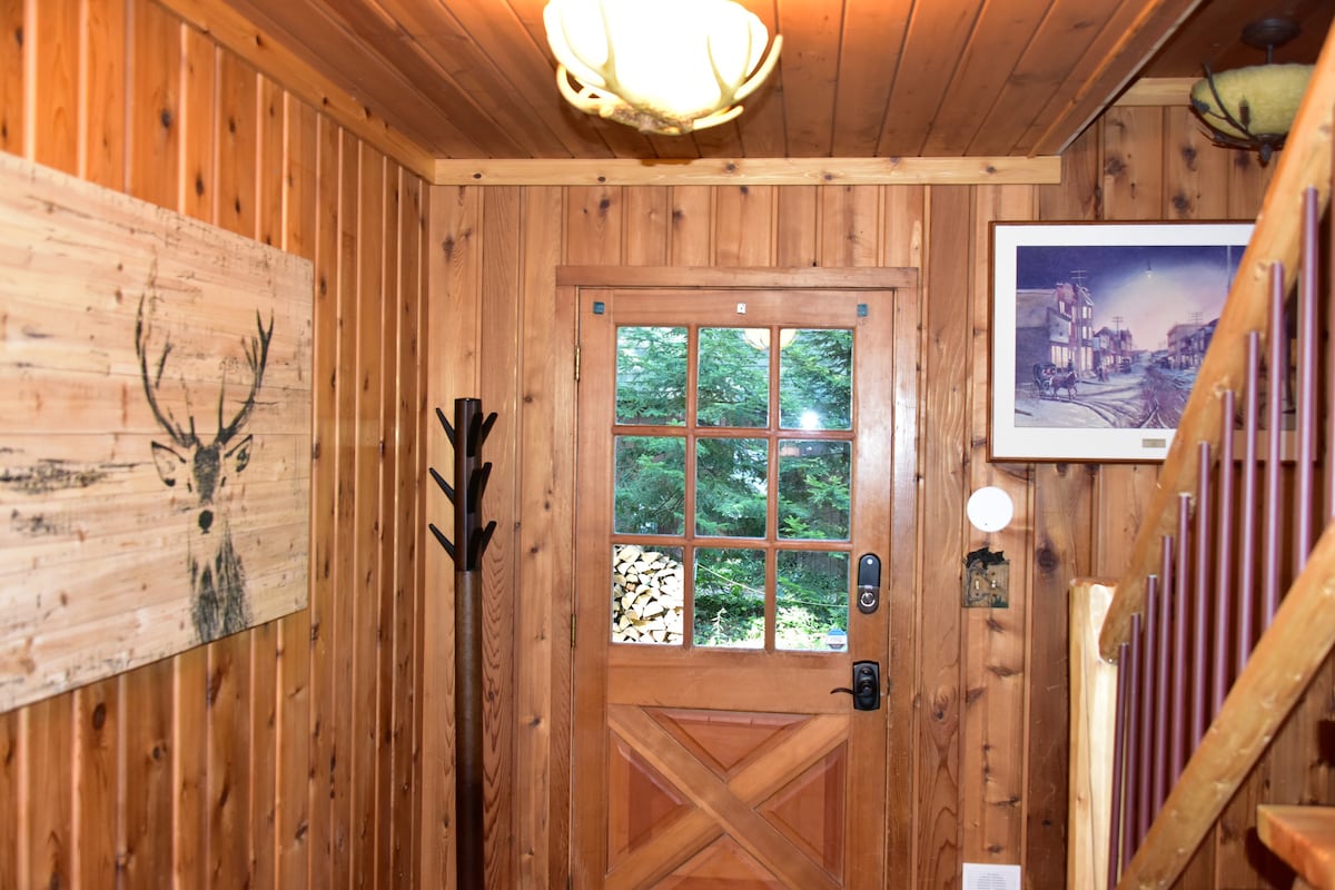 Quiet and Comfy 3bed/2bath - Chalet with hot tub.