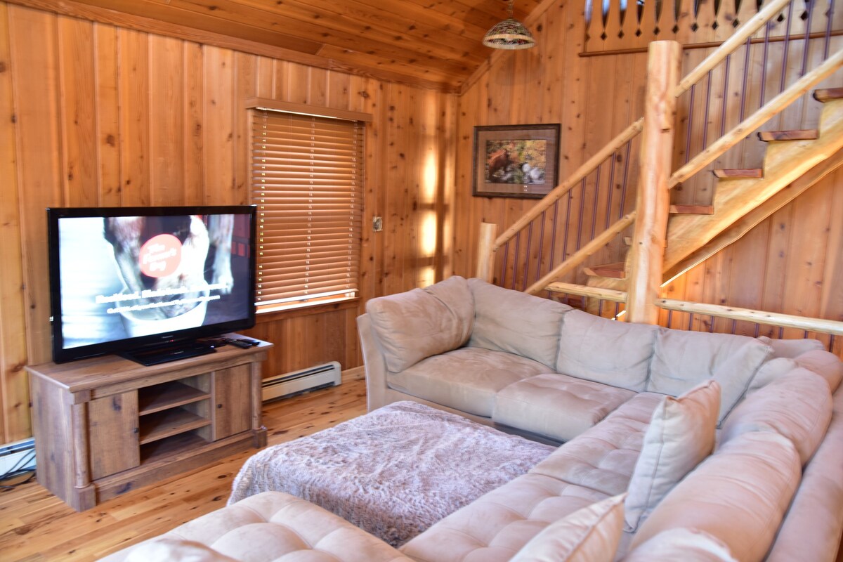 Quiet and Comfy 3bed/2bath - Chalet with hot tub.