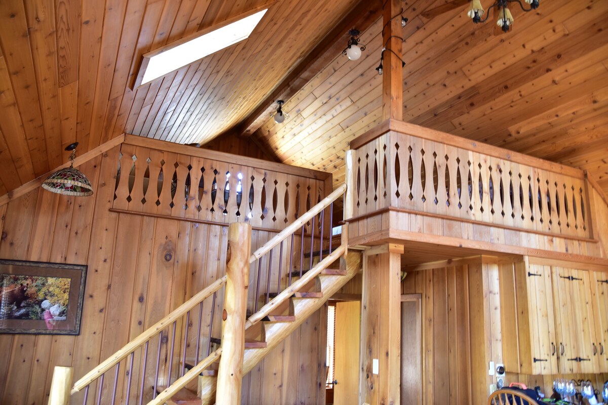 Quiet and Comfy 3bed/2bath - Chalet with hot tub.