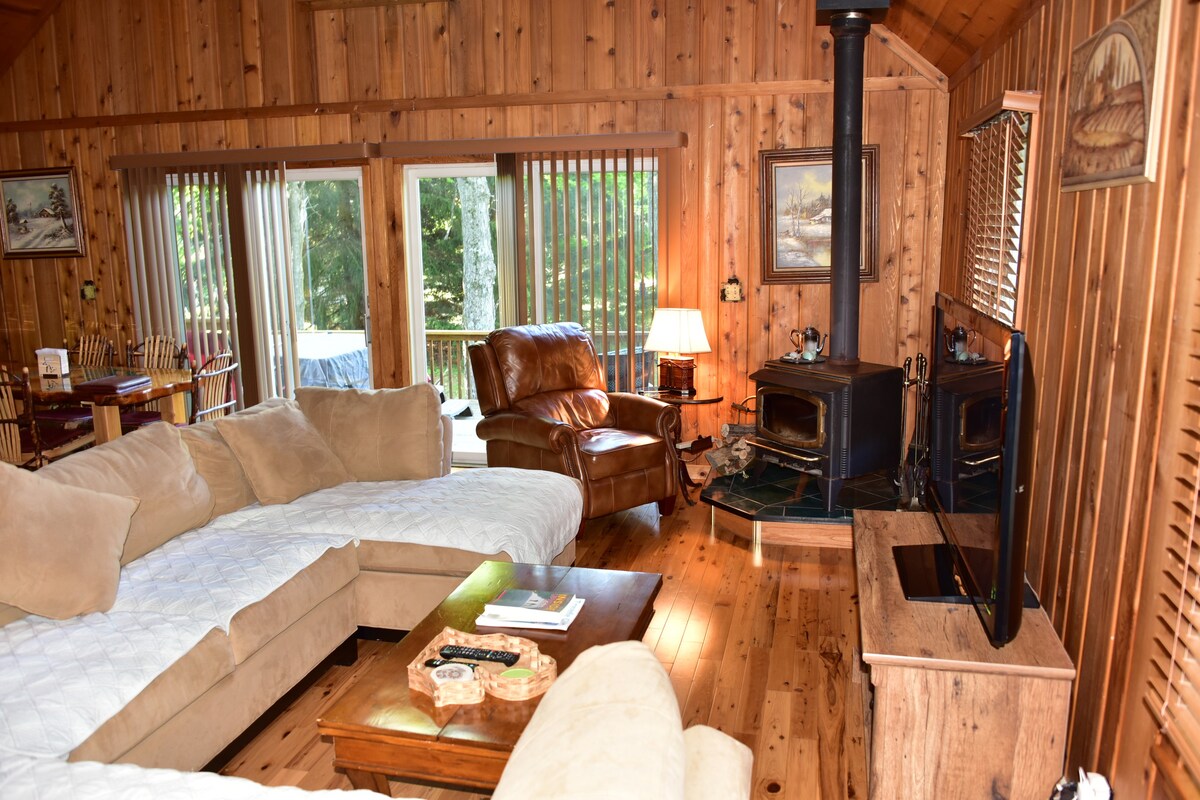 Quiet and Comfy 3bed/2bath - Chalet with hot tub.