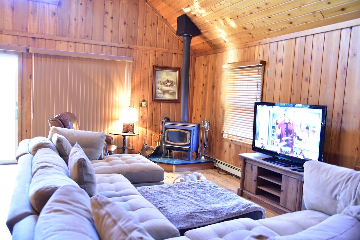 Quiet and Comfy 3bed/2bath - Chalet with hot tub.