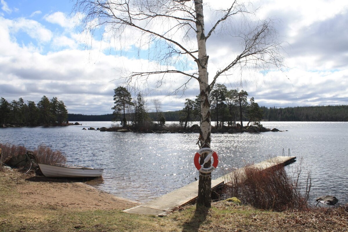 Modern stuga, egen strand & bastu