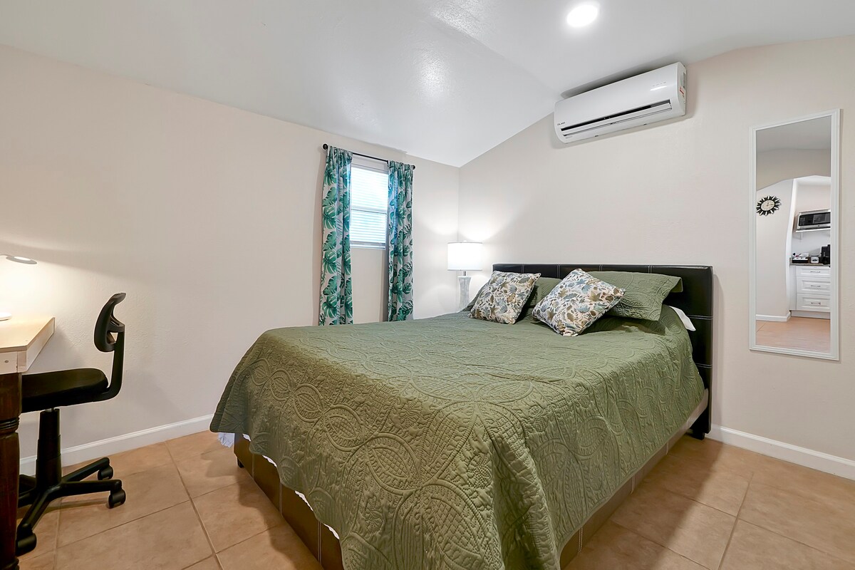 Comfortable private room in Tampa: Villa Romantic.