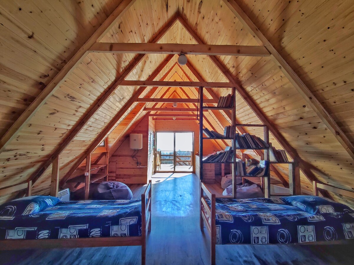 四人间宽敞的木制客房，可欣赏塞万湖的美景