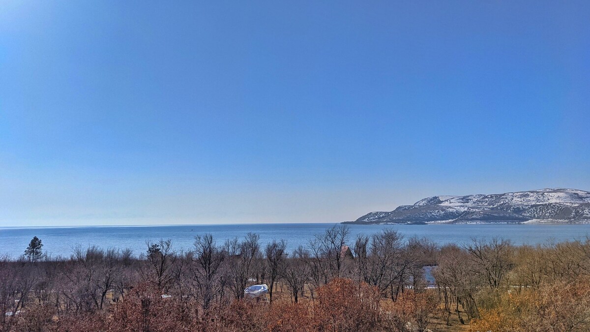 宽敞的木制客房，可供两人入住，可欣赏塞万湖（ Lake Sevan ）