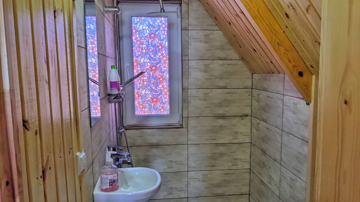 宽敞的木制客房，可供两人入住，可欣赏塞万湖（ Lake Sevan ）