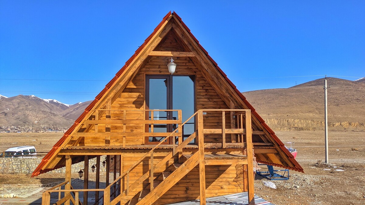 宽敞的木制客房，可供两人入住，可欣赏塞万湖（ Lake Sevan ）