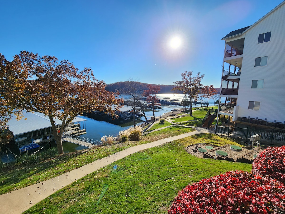 Gorgeous lake side views - 1st floor Condo