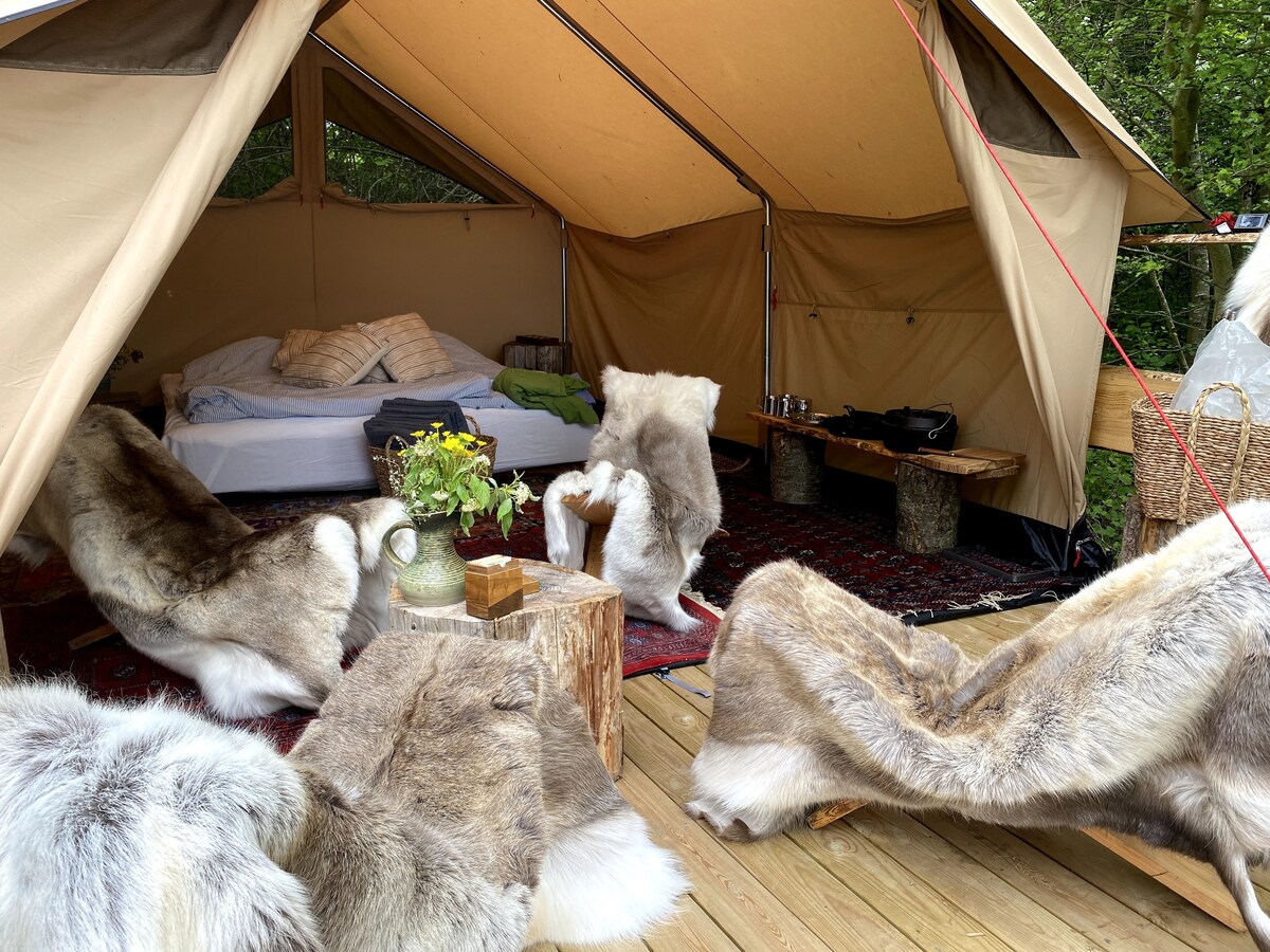 Luksus telt med fuglefløjt og sø i fodenden