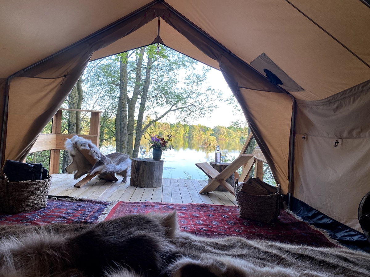 Luksus telt med fuglefløjt og sø i fodenden