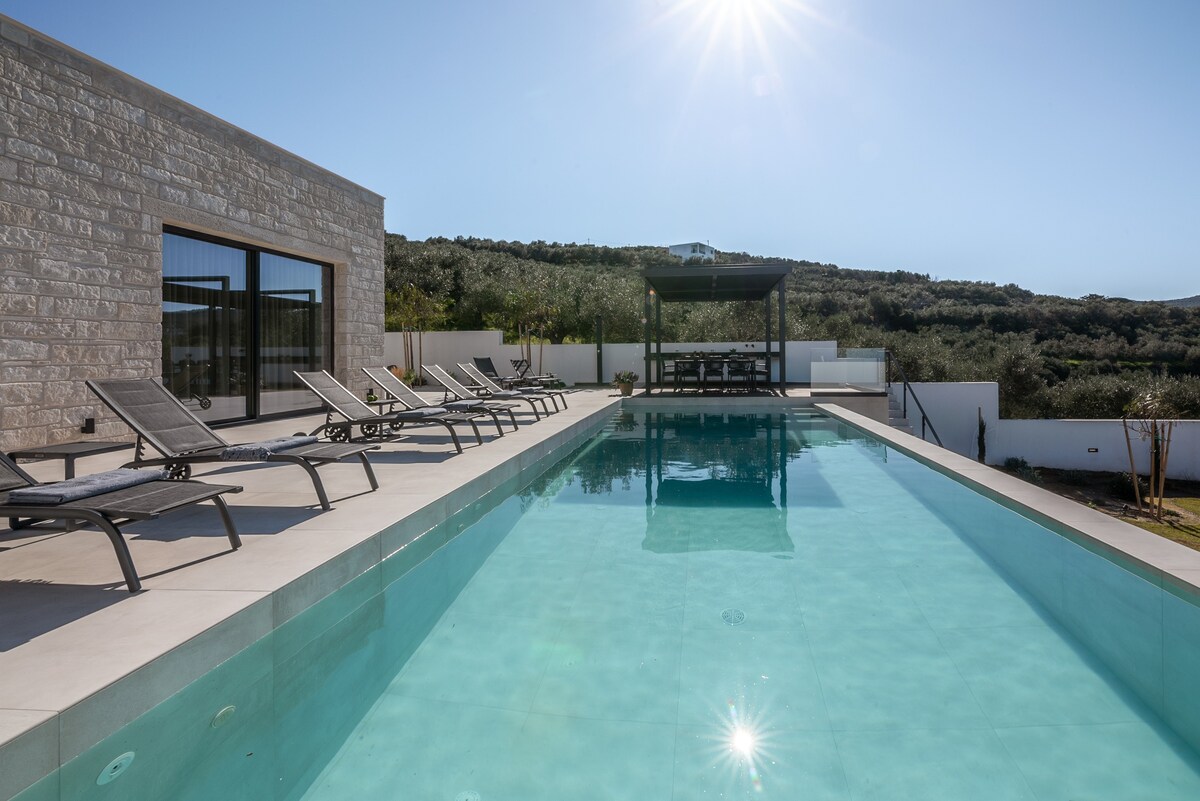 Villa  Kallos 4BD, stunning view, pool, BBQ