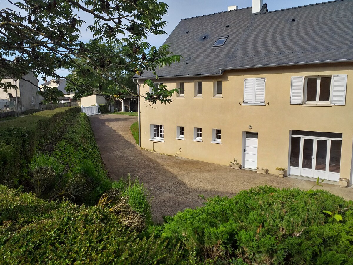 Le Gite du Clos Ferré avec piscine et tennis.