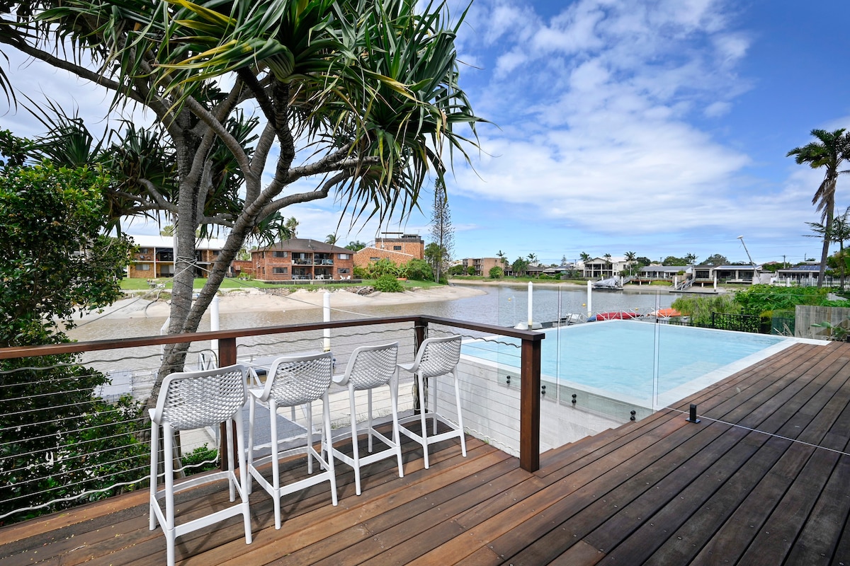 Stunning Mooloolaba Waterfront Home -10 guests ZB1