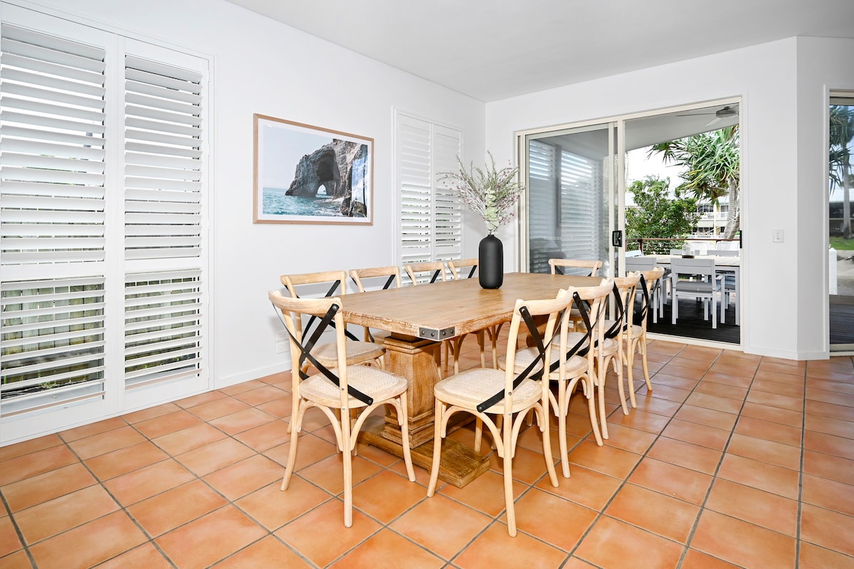 Stunning Mooloolaba Waterfront Home -10 guests ZB1